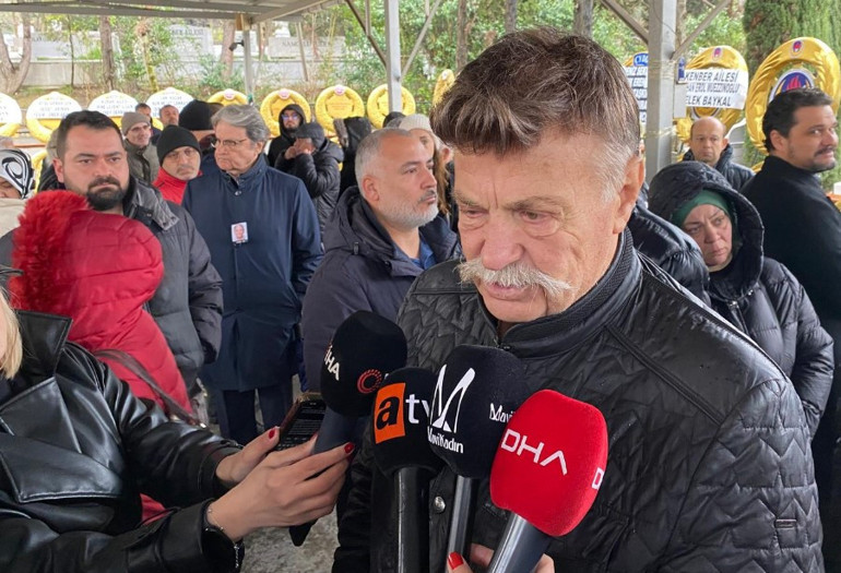 En zor görev, gözyaşlarını tutamadılar... Tanyelinin tabutunu eşi ve oğlu taşıdı