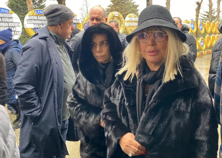 En zor görev, gözyaşlarını tutamadılar... Tanyelinin tabutunu eşi ve oğlu taşıdı