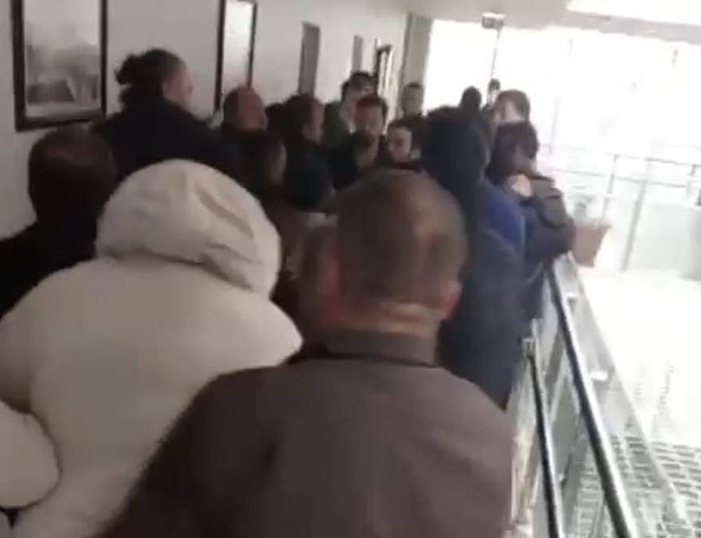 Belediyedeki ihale kavgasında kan aktı: 2 kişi bıçaklandı