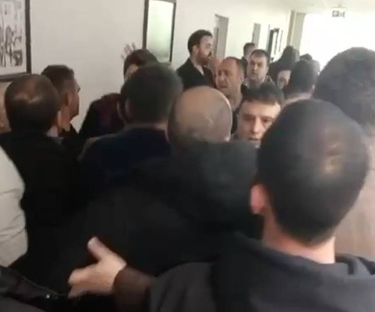 Belediyedeki ihale kavgasında kan aktı: 2 kişi bıçaklandı