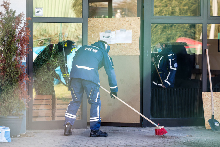 Kaçak sigara fabrikasına baskın