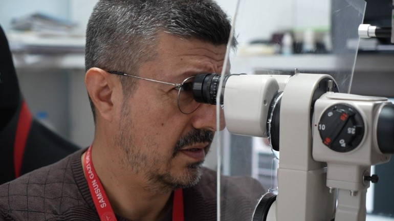 1 yılda bine yakın ameliyat gerçekleştiren doktora Sağlık Bakanından teşekkür belgesi