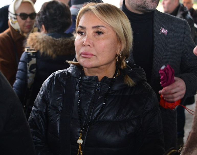 En zor görev, gözyaşlarını tutamadılar... Tanyelinin tabutunu eşi ve oğlu taşıdı