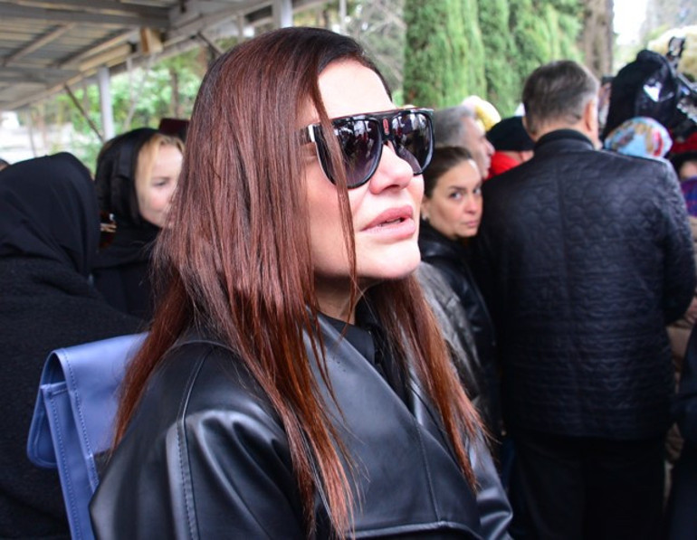 En zor görev, gözyaşlarını tutamadılar... Tanyelinin tabutunu eşi ve oğlu taşıdı