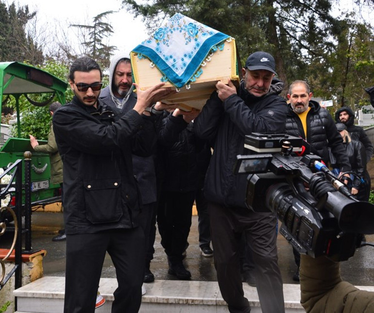 En zor görev, gözyaşlarını tutamadılar... Tanyelinin tabutunu eşi ve oğlu taşıdı