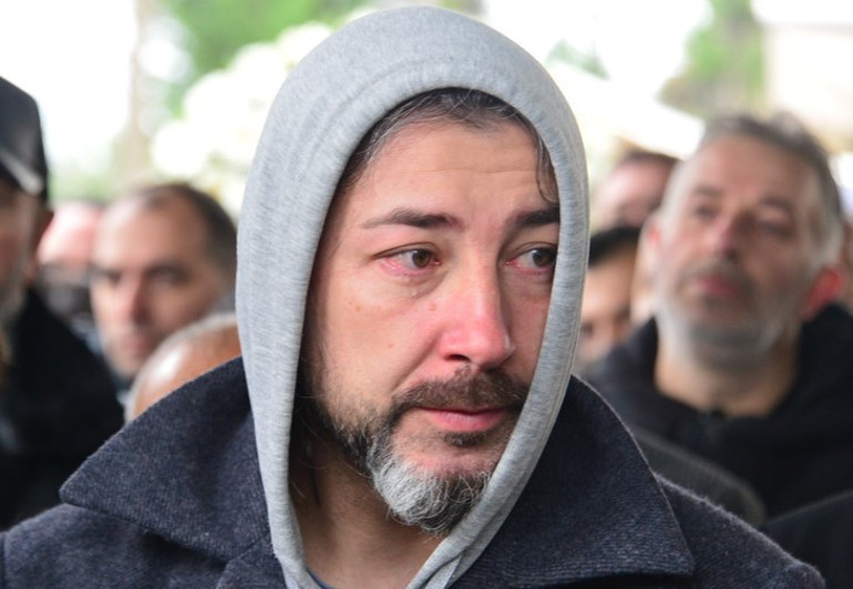 En zor görev, gözyaşlarını tutamadılar... Tanyelinin tabutunu eşi ve oğlu taşıdı