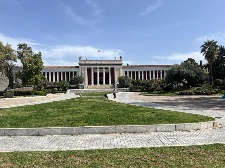 Atina’da antik dönemden günümüze yolculuk