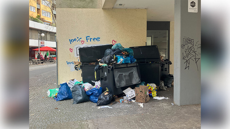 Berlin sokakları çöp doldu