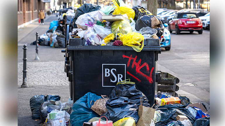 Berlin sokakları çöp doldu