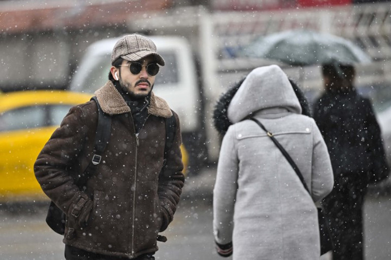 İstanbulda yağış için saat belli oldu... 48 il için sarı kodlu uyarı Kar ve şiddetli yağmur alarmı... İlk kar tatili haberi geld: 1 ilde okullarda eğitime ara