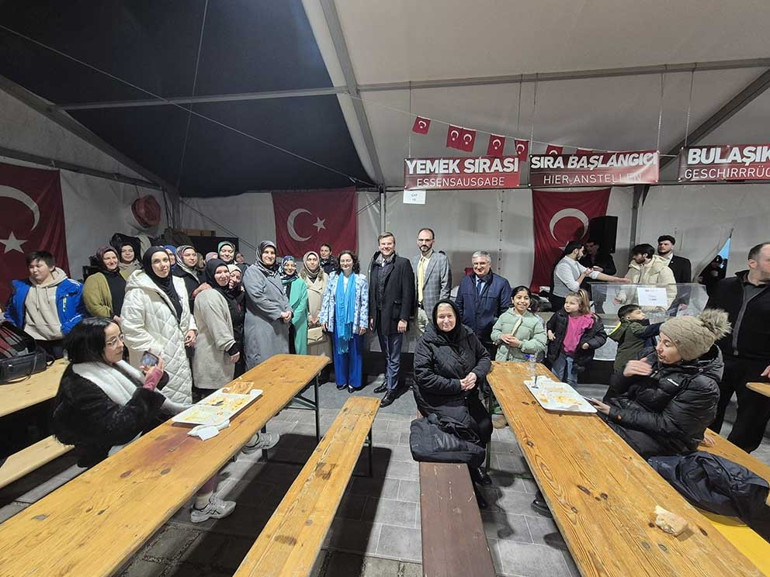 Başkan ve başkonsolostan yemek servisi