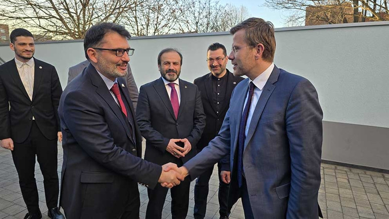 Başkan ve başkonsolostan yemek servisi
