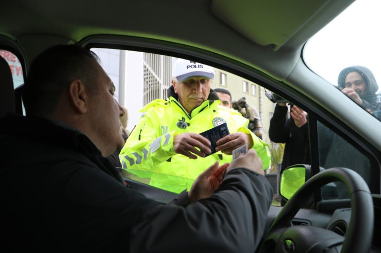 Polislik hayali sonunda gerçek oldu | 68 yaşında bu üniformayı giymek, çok güzel bir şey