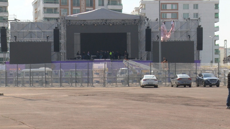 Diyarbakır’da Nevruz kutlamaları için hazırlık... 3 ton odun yakılacak, 10 bin polis görev yapacak