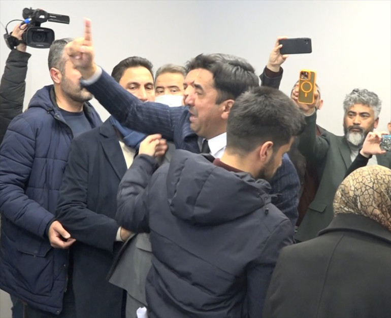 Kayseride eski sendika başkanı, yeniden aday olamayınca gözyaşı döktü: Ben bunu hak etmedim