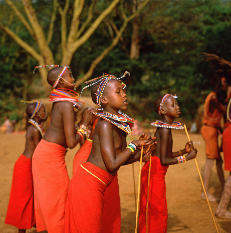 Bugünlerde zıplayan zıplayana… Afrikanın Maasai Kabilesi dansından ilham alarak boylarını uzatmaya çalışıyorlar