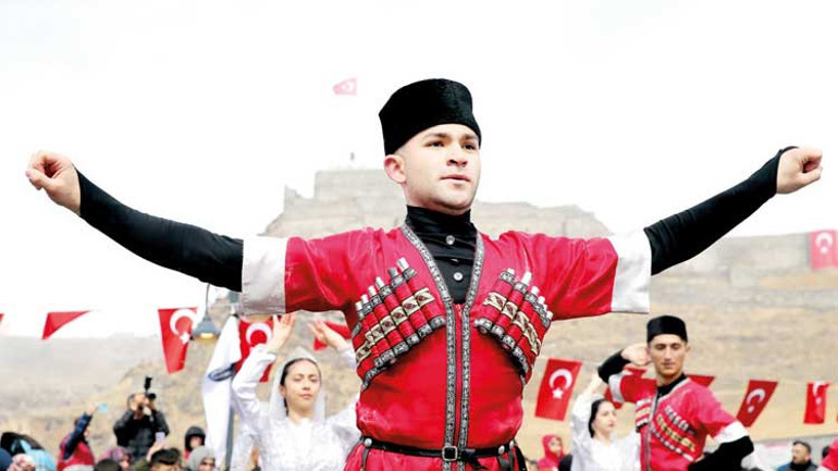 Yurtta Nevruz coşkusu... 3 ton odun yakıldı