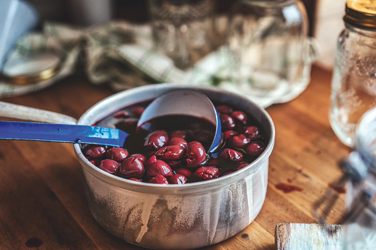 Üç tas has hoşaf veya bir sürahi şerbet... Sofrada geleneksel tatlara yer açalım