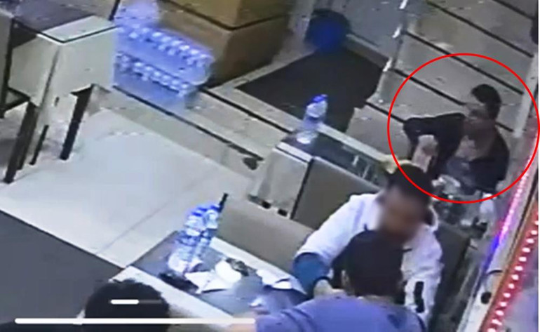 Samsunda lokantada müşteriden mide bulandıran hareket Göğsünden kopardığı kılları tabağa koydu... İlk defa böyle bir şeyle karşılaştık