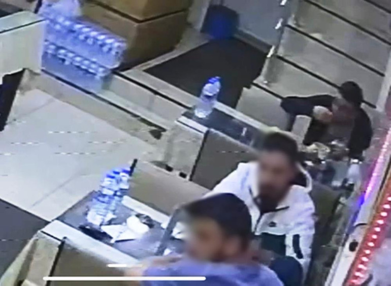 Samsunda lokantada müşteriden mide bulandıran hareket Göğsünden kopardığı kılları tabağa koydu... İlk defa böyle bir şeyle karşılaştık