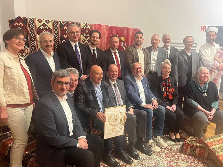 Başkan Henkel ile Kaymakam Melcher’den ‘şark köşesi’ pozu