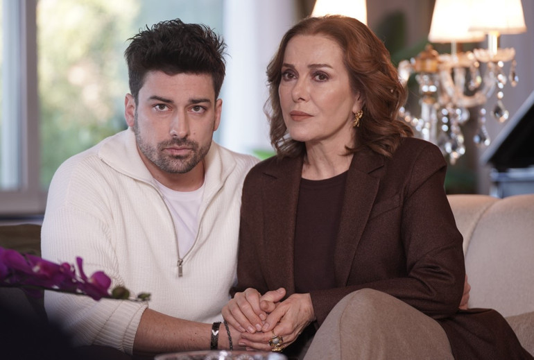 Anne beni de al yanına