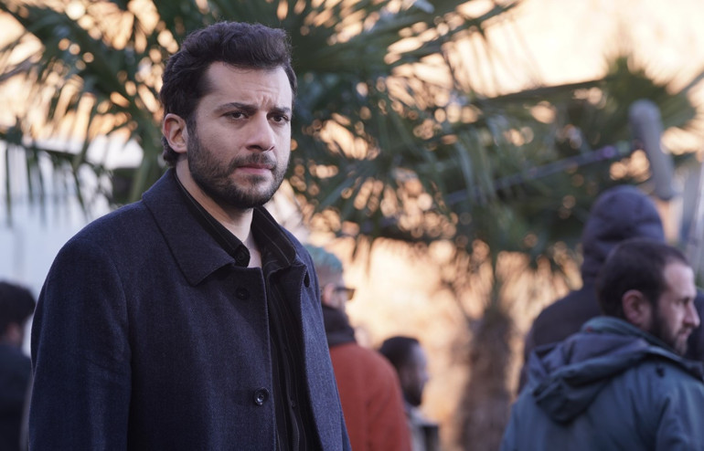 Anne beni de al yanına