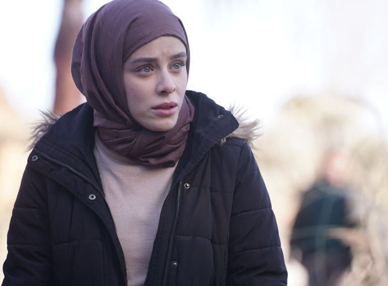 Anne beni de al yanına