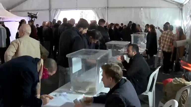 CHPde ön seçim için oy kullanıldı: İmamoğlunun eşi oyunu verdi