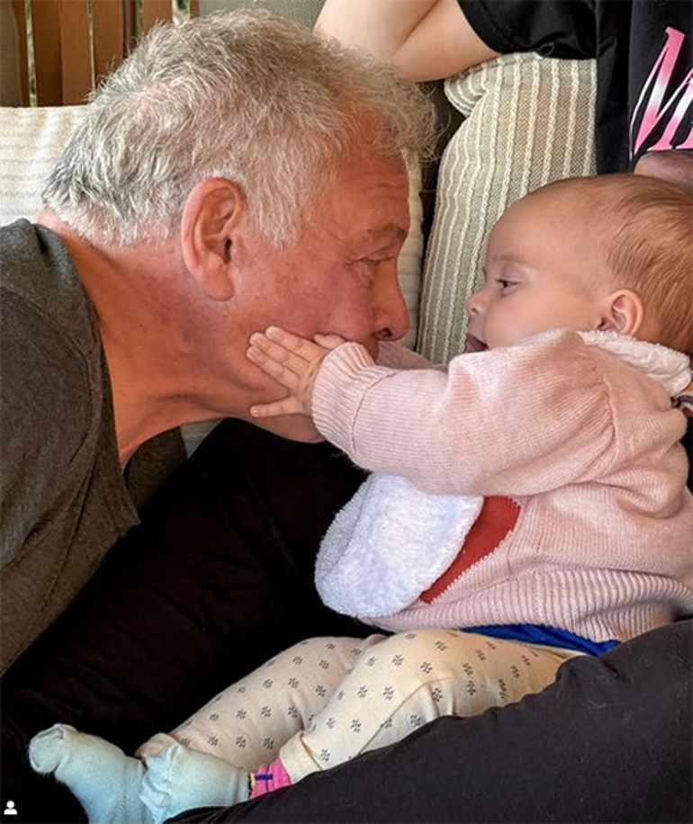 Nihayet anneciğinin kucağında... Sevgili karıcığım... Varlığın hayatıma neşe getiriyor