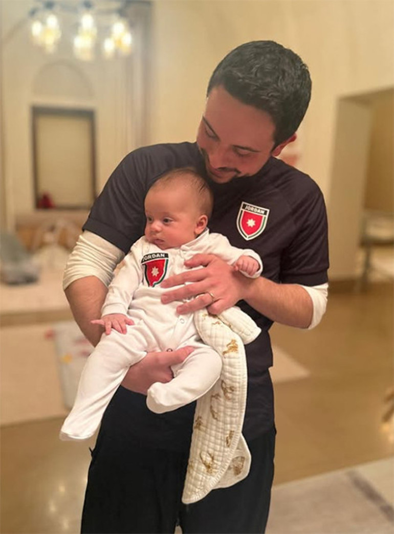 Nihayet anneciğinin kucağında... Sevgili karıcığım... Varlığın hayatıma neşe getiriyor