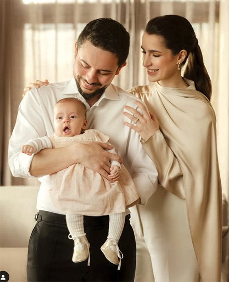 Nihayet anneciğinin kucağında... Sevgili karıcığım... Varlığın hayatıma neşe getiriyor