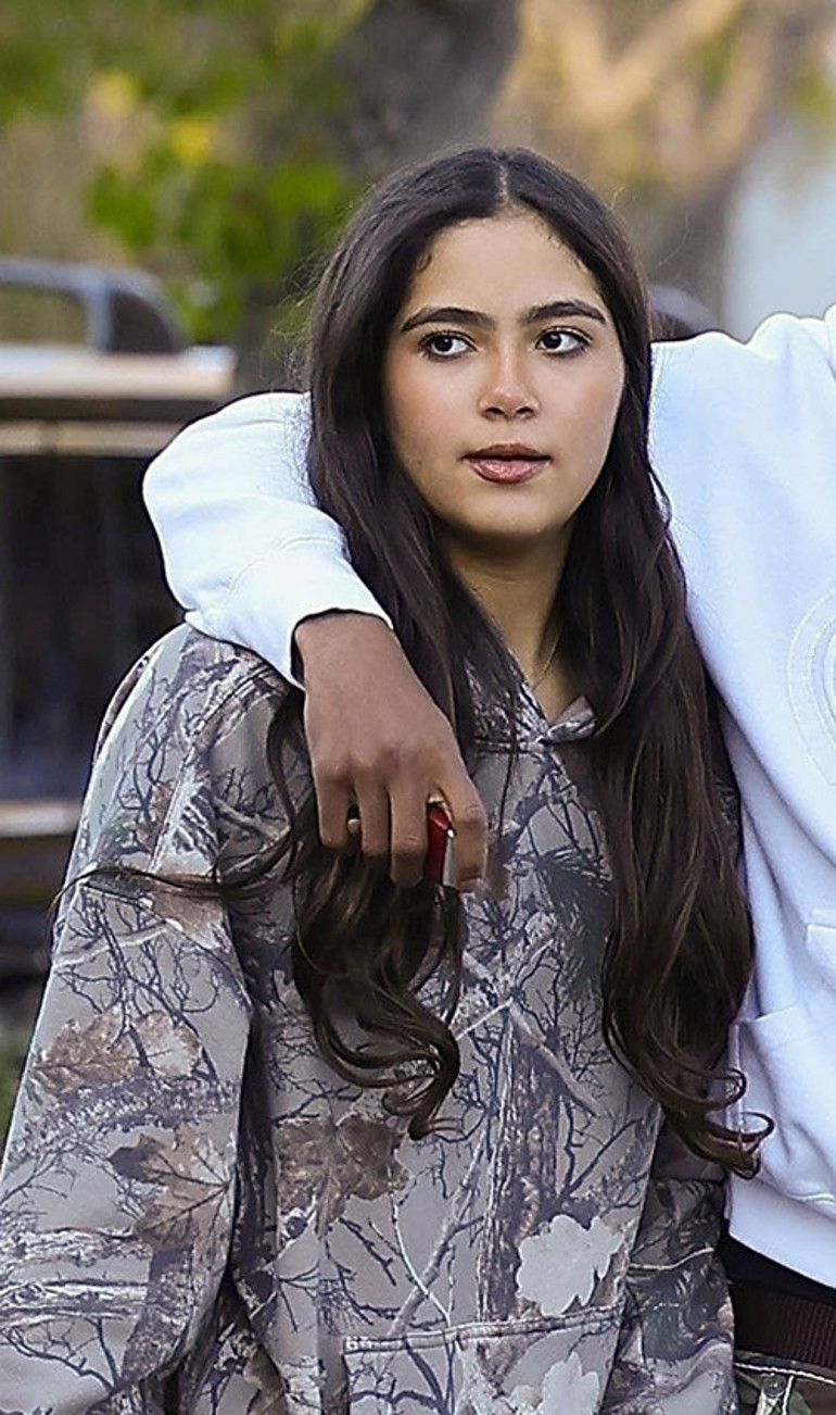 Babasının 12 çocuğundan biri... Ünlü çiftin kızı büyüdü... Artık makyaj bile yapıyor