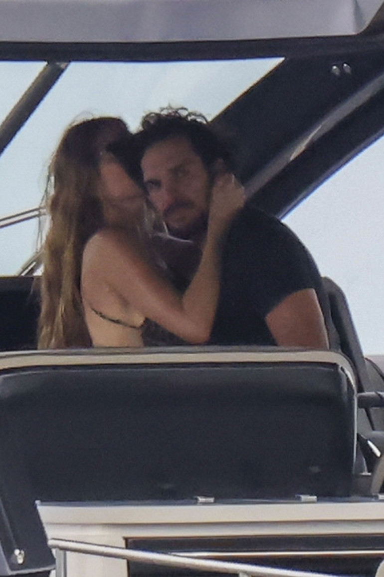 Gerçek bir aşk çocuğu doğurmuş... Yemek yerken bile birbirlerinden ayrılamadılar