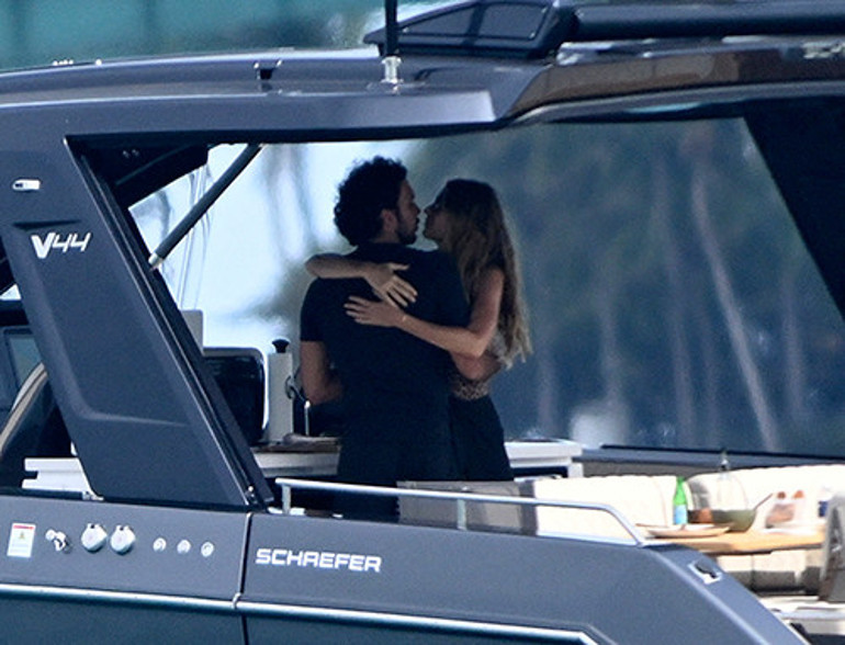 Gerçek bir aşk çocuğu doğurmuş... Yemek yerken bile birbirlerinden ayrılamadılar