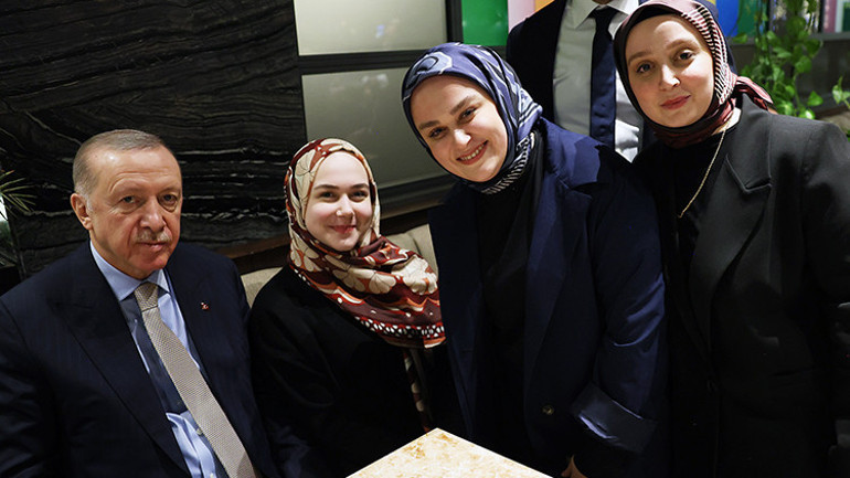 Cumhurbaşkanı Erdoğan kafede vatandaşlarla sohbet etti