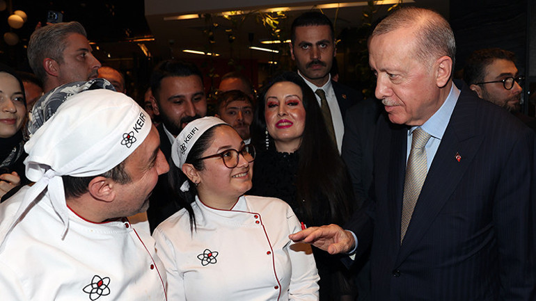 Cumhurbaşkanı Erdoğan kafede vatandaşlarla sohbet etti