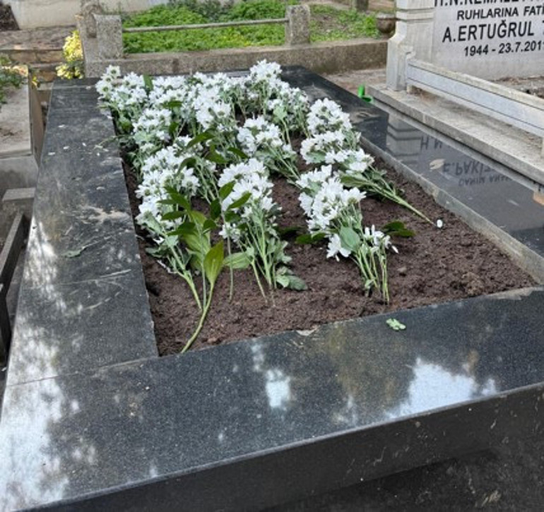 Sessiz sedasız son yolculuğuna uğurlanmıştı... Filiz Akının mezarı papatyalar ile kaplandı