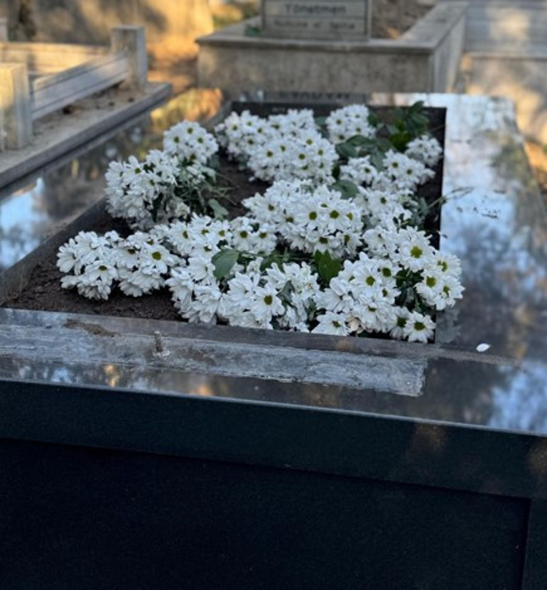 Sessiz sedasız son yolculuğuna uğurlanmıştı... Filiz Akının mezarı papatyalar ile kaplandı