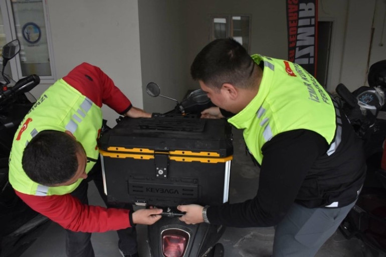 Motosikletli kuryeler taşıma çantalarını söküyor... 16 bin meslektaşımız mağdur, siparişi elinde taşıyorlar