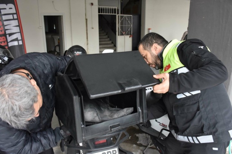 Motosikletli kuryeler taşıma çantalarını söküyor... 16 bin meslektaşımız mağdur, siparişi elinde taşıyorlar