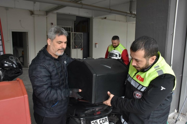 Motosikletli kuryeler taşıma çantalarını söküyor... 16 bin meslektaşımız mağdur, siparişi elinde taşıyorlar