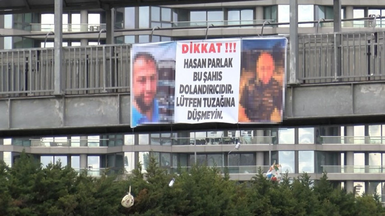 İstanbuldaki üst geçitte tuhaf pankart Görenler şaşkına döndü: Dikkat notuyla fotoğrafını bastırıp astı