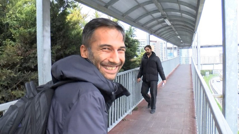 İstanbuldaki üst geçitte tuhaf pankart Görenler şaşkına döndü: Dikkat notuyla fotoğrafını bastırıp astı