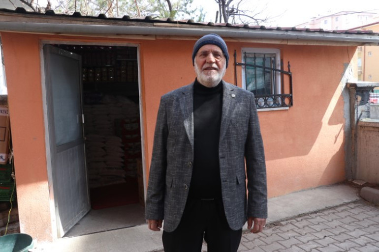 Bu bakkalda para geçmiyor: Kirada oturana, asgari ücretle çalışana, çocuğu okuyana ücretsiz ürün veriyorlar