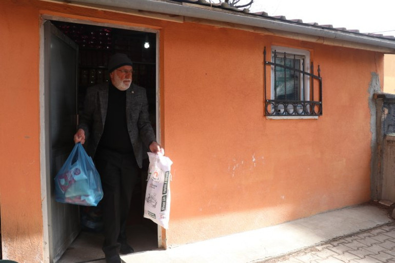 Bu bakkalda para geçmiyor: Kirada oturana, asgari ücretle çalışana, çocuğu okuyana ücretsiz ürün veriyorlar