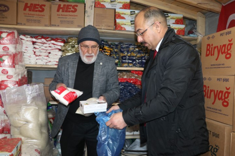 Bu bakkalda para geçmiyor: Kirada oturana, asgari ücretle çalışana, çocuğu okuyana ücretsiz ürün veriyorlar