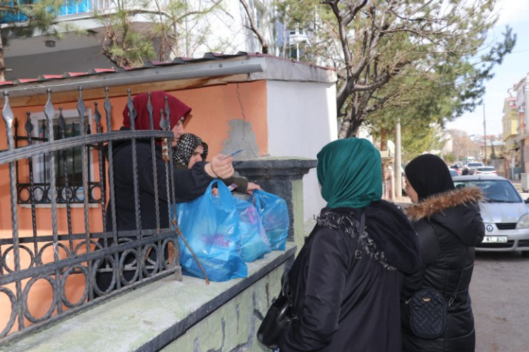 Bu bakkalda para geçmiyor: Kirada oturana, asgari ücretle çalışana, çocuğu okuyana ücretsiz ürün veriyorlar