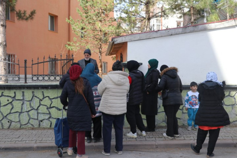 Bu bakkalda para geçmiyor: Kirada oturana, asgari ücretle çalışana, çocuğu okuyana ücretsiz ürün veriyorlar