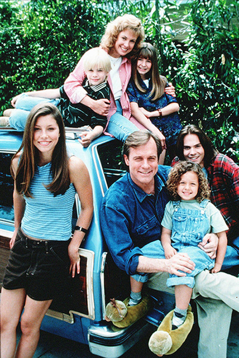 Ünlü dizi oyuncusunun tacizci olduğu ortaya çıkmıştı… Kendinden 40 yaş küçük hayranıyla aşk yaşıyormuş